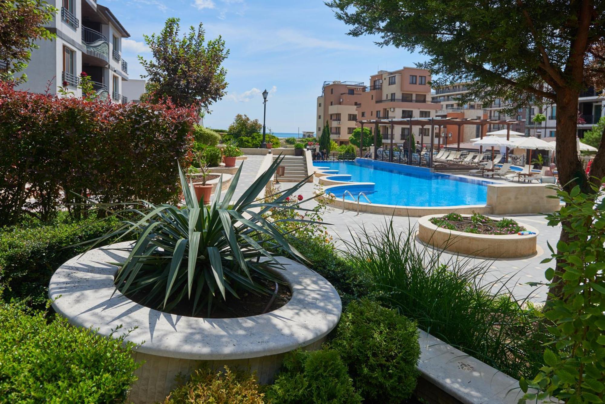 Boutique Rose Gardens Pomorie Aparthotel Exterior photo